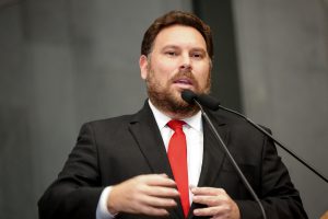ANÁLISE - “Não havia sentido em exigir carros elétricos quando a fonte de energia do arquipélago é uma usina termelétrica poluente.” Foto: Roberto Soares