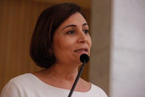 DADOS - Coordenadora do colegiado, Simone Santana apresentou análise preliminar dos direitos da primeira infância em Pernambuco. Foto: Evane Manço