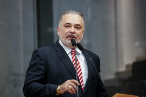 REFORMAS - “Quem ousar fazer melhorias na própria casa vai pagar mais imposto”, criticou Marco Aurélio. Foto: Roberto Soares