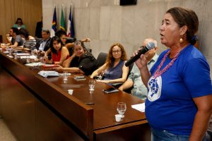 DRAMA - “Cortaram nossa internet e estamos sem bujão de gás para cozinhar”, contou a pescadora Ângela Fonseca. Foto: Jarbas Araújo