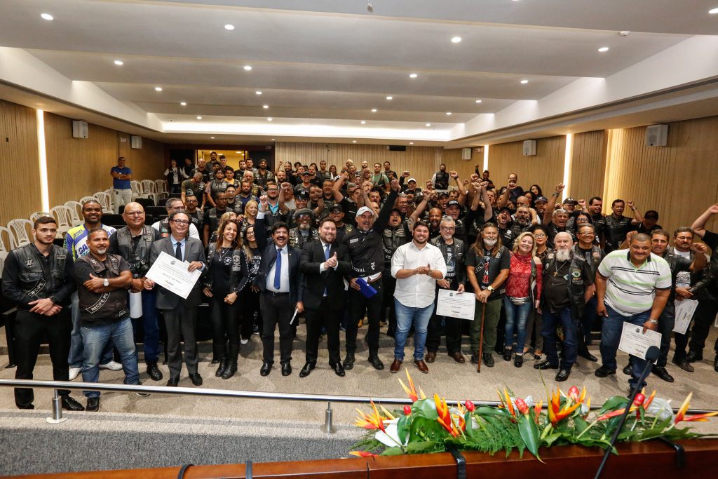 RECONHECIMENTO - Outros 54 motoclubes do Estado receberam certificados pelo trabalho desenvolvido. Foto: Giovanni Costa