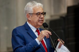 HOMENAGEM - Parlamentar solicitou Voto de Aplausos para Dirceu Rodolfo Nascimento: “Um dos melhores quadros que já passaram pelo órgão”. Foto: Roberto Soares