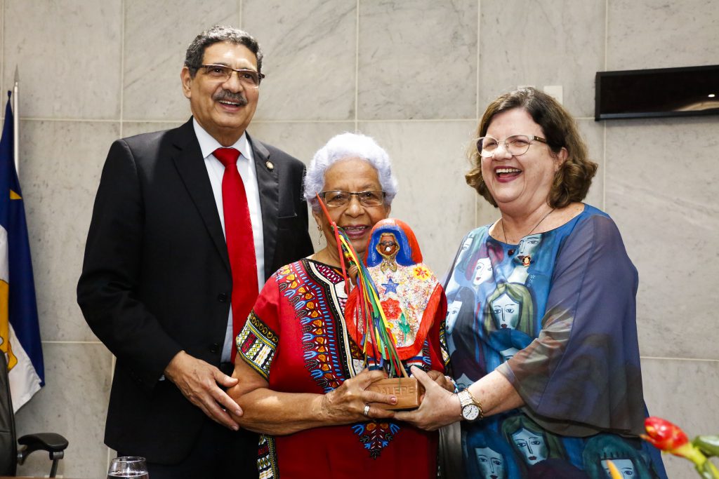 HOMENAGEM - A autora da proposição foi a deputada Teresa Leitão. Foto: Jarbas Araújo