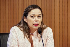 ABASTECIMENTO - Suzana Montenegro também tirou dúvidas dos parlamentares sobre o gerenciamento do trecho pernambucano da Transposição do Rio São Francisco. Foto: Evane Manço