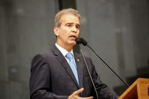 HOMENAGEM - Alberto Feitosa negou que estivesse buscando promover uma discussão política e ideológica por meio dos requerimentos. Foto: Roberto Soares