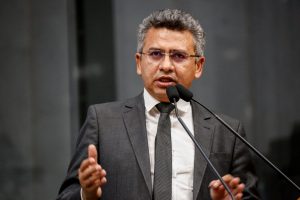Foto de deputado falando na tribuna da Alepe