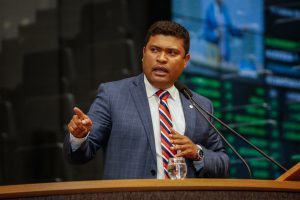 GESTO - “O que falo ou o sinal que faço é um direito meu, como representante do povo de Pernambuco”, pontuou Joel da Harpa. Foto: Roberto Soares