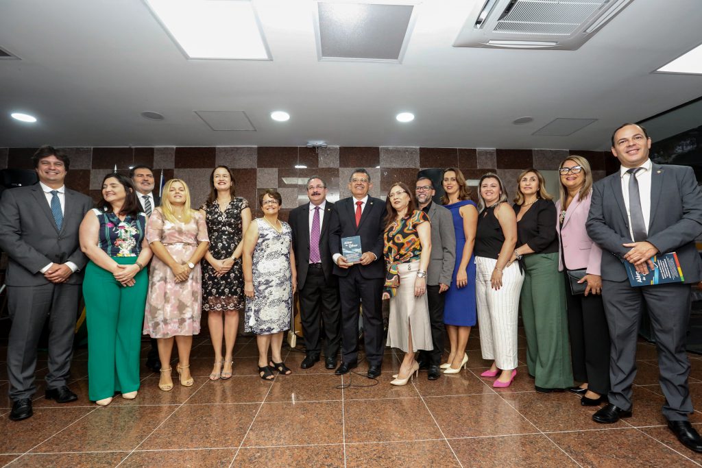 PESQUISA - Vice-presidente da Comissão da Educação, o deputado Professor Paulo Dutra é o organizador e um dos autores da obra. Foto: Roberto Soares
