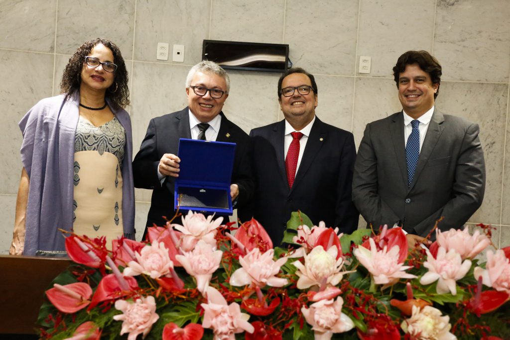 HOMENAGEM - O deputado Rogério Leão foi o autor da proposição em honra à entidade que representa engenheiros e agrônomos do Estado. Foto: Jarbas Araújo