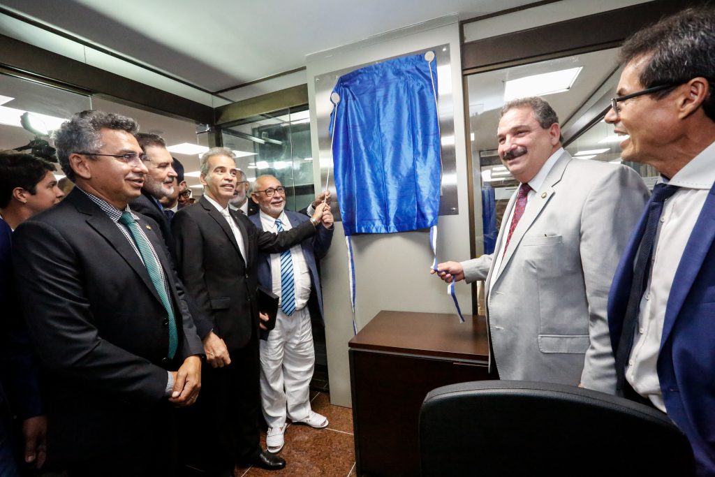 APOIO - Local possui estrutura de escritório, com computador e mesa de reunião. Objetivo é dar suporte à produção de documentos. Foto: Jarbas Araújo