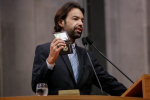 VANTAGEM - “É uma vitória para o trabalho do parlamentar, pois facilitará sua identificação em todo o País.” Foto: Roberto Soares