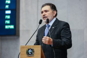 VOTO DE APLAUSOS - “Francisco Rikilly se prontificou a ajudar as crianças e providenciou o material para realização dos procedimentos.” Foto: Roberto Soares