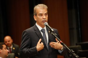DISCUSSÃO - Alberto Feitosa defendeu que prazo para que a população troque de automóvel seja o mesmo previsto para a alteração da matriz energética. Foto: Roberto Soares