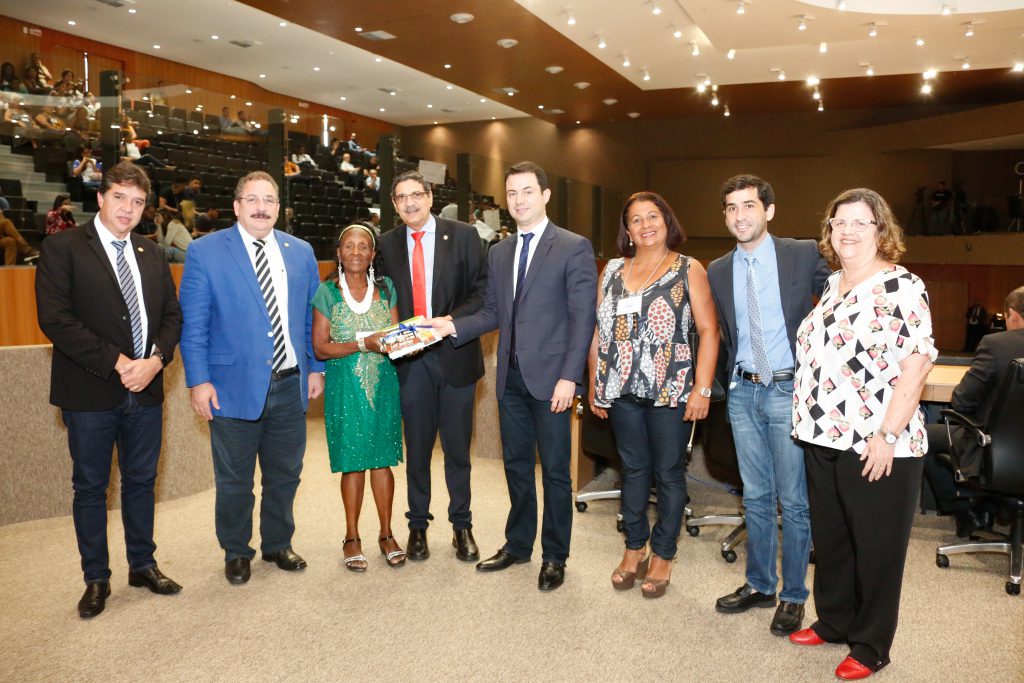 HOMENAGEM - Participantes receberam livros produzidos pela Casa sobre Joaquim Nabuco, o Museu Palácio e Luiz Gonzaga. Foto: Roberto Soares