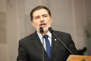 Foto de deputado falando na tribuna da Alepe
