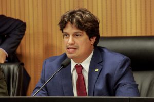 NÚMEROS - Lucas Ramos aproveitou a ocasião para fazer um balanço dos trabalhos realizados neste ano. “Pudemos distribuir 392 projetos de lei com temas caros a todos os pernambucanos”, frisou. Foto: Nando Chiappetta