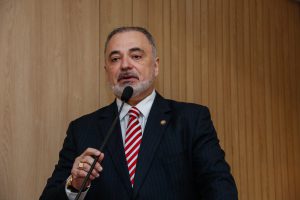 MEMÓRIA - Autor da proposta de solenidade, Marco Aurélio Meu Amigo destacou que ex-colega foi um árduo defensor do Legislativo. Foto: Roberta Guimarães