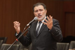 ELOGIO - "“Pernambuco não atrasa salário, repasses a municípios e parcelas que cabem aos outros poderes", lembrou Tony Gel. Foto: Roberto Soares