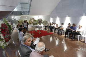 ADEUS - Familiares, amigos e autoridades se despediram do político. Foto: Breno Laprovitera