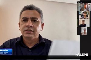 Foto do deputado falando em reunião remota da comissão