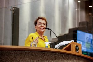 Foto de deputada falando na tribuna da Alepe