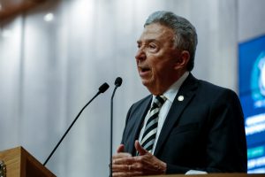 Foto de deputado falando na tribuna da Alepe