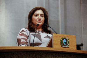 Foto de deputada falando na tribuna da Alepe