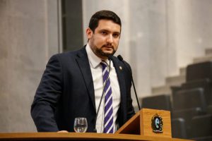 Foto do deputado falando na tribuna da Alepe