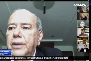 Foto do deputado falando em reunião remota da comissão