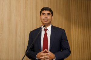 Foto do deputado falando na tribuna do Auditório Sérgio Guerra