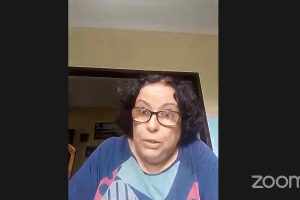 Foto de Fátima Christina em sua casa, falando na reunião virtual