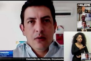 Foto de deputado falando em reunião virtual de comissão