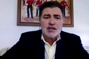 Foto de deputado falando em reunião plenária remota
