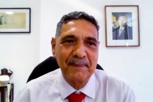 Foto de deputado falando em reunião plenária remota