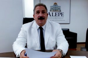 Foto de deputado falando em reunião plenária remota