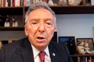 Foto de deputado falando em reunião plenária remota