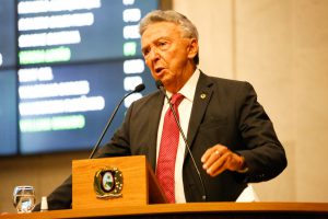 Foto de deputado falando na tribuna da Alepe