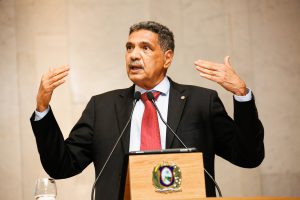 Foto de deputado falando na tribuna da Alepe