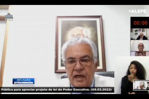 Foto de deputado falando em reunião remota da comissão
