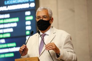 Foto de deputado falando na tribuna da Alepe