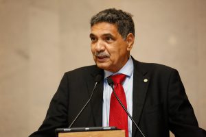 Foto de deputado falando na tribuna da Alepe