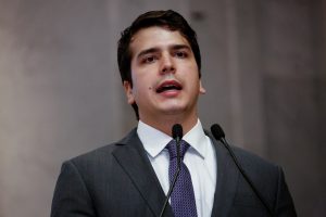 Foto de deputado falando na tribuna da Alepe