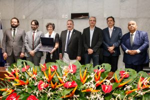 Representante da TV Globo recebe placa, junto com deputados e outros convidados