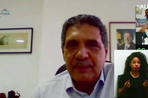 Foto de parlamentar em reunião remota