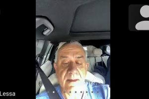 Deputado Aluísio Lessa, dentro de um carro, em registro na vertical feito por celular