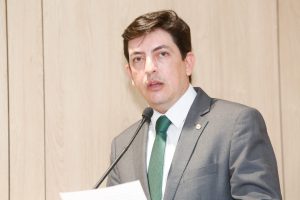 Deputado fala no auditório Sérgio Guerra