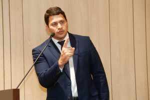 Deputado fala no auditório da Alepe
