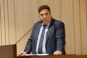 Deputado fala na tribuna do Auditório Sérgio Guerra