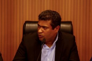 deputado fala ao microfone em plenarinho