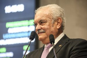 Deputado falando no Plenário